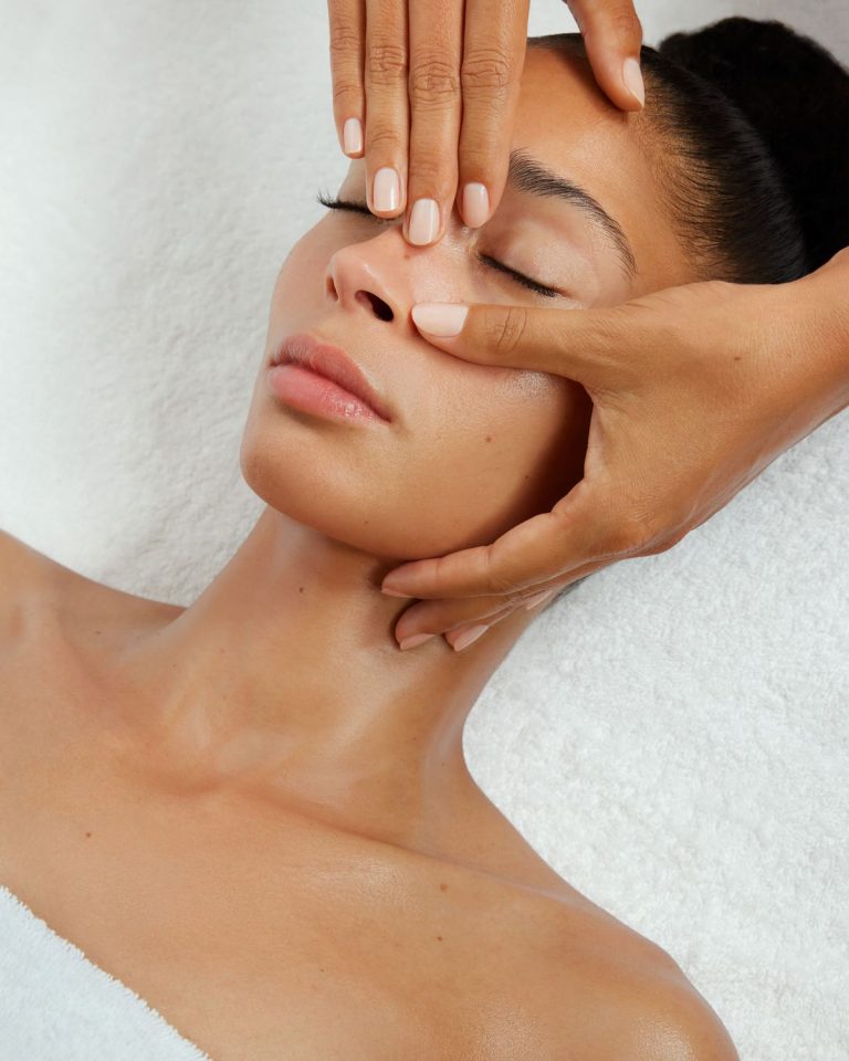 Lifting-Massage im Gesicht – Lift-Behandlung in Bern